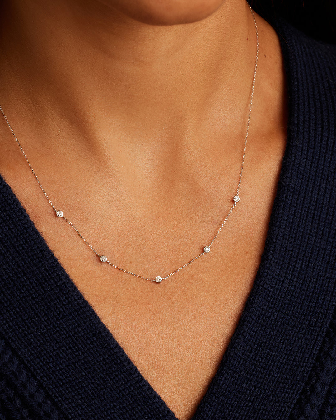 Klassische Halskette mit fünf Diamanten