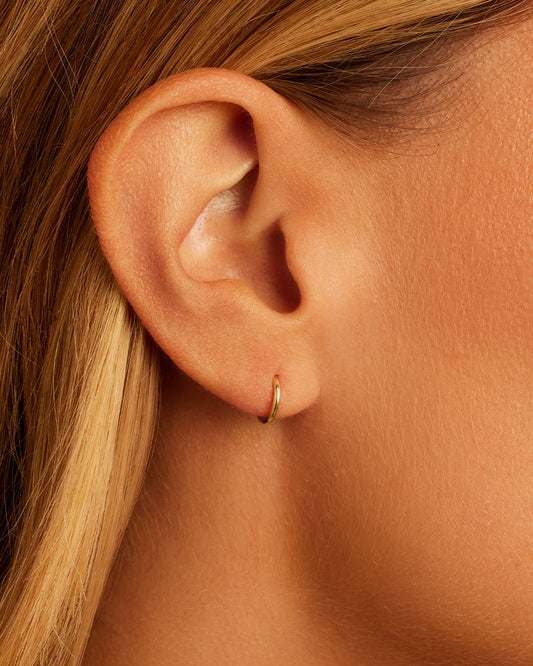 Huggie clásico individual de oro de 14 k