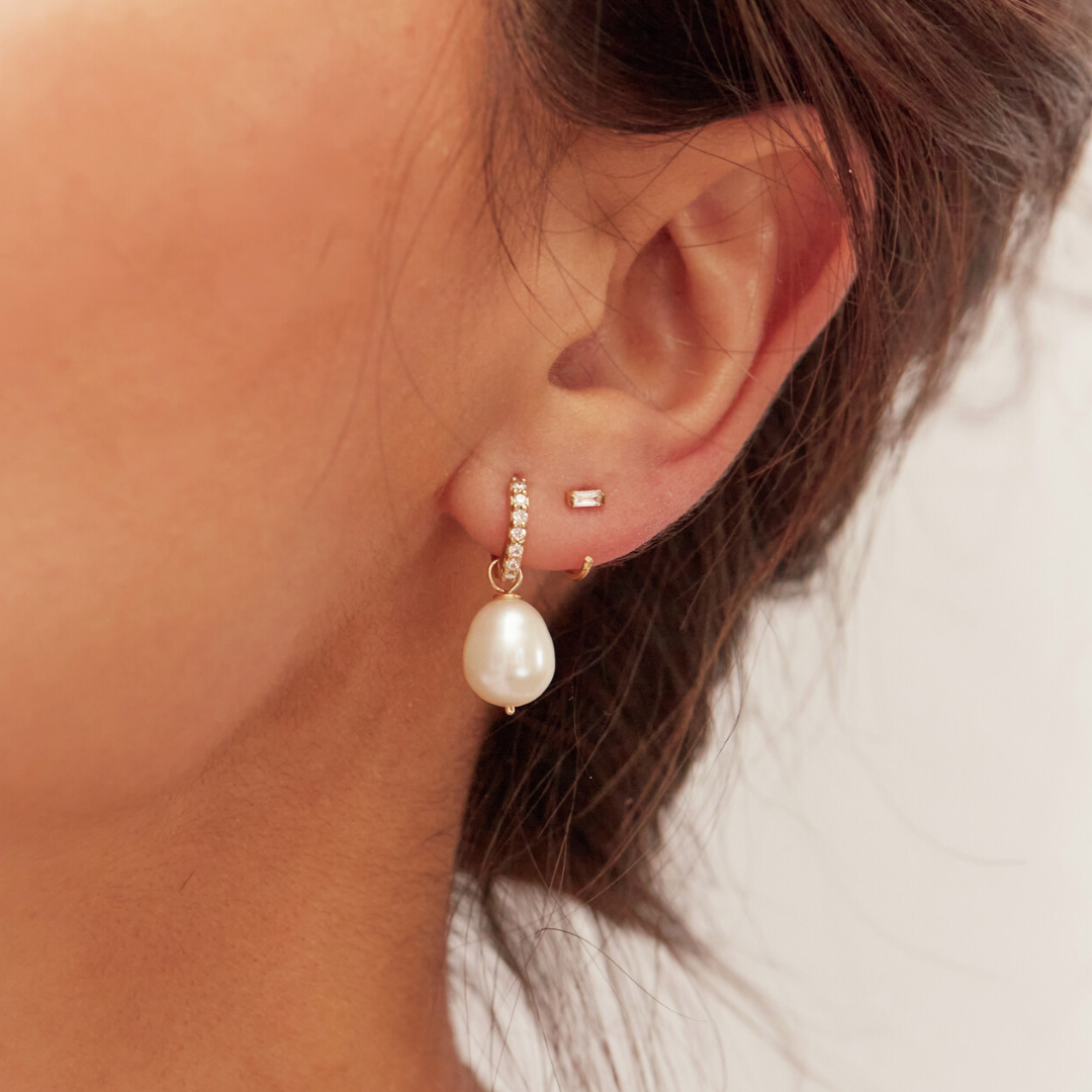 Geschenkset mit silbernen Perlentropfen-Huggies und Ohrläppchen-Ohrringen im Diamant-Stil