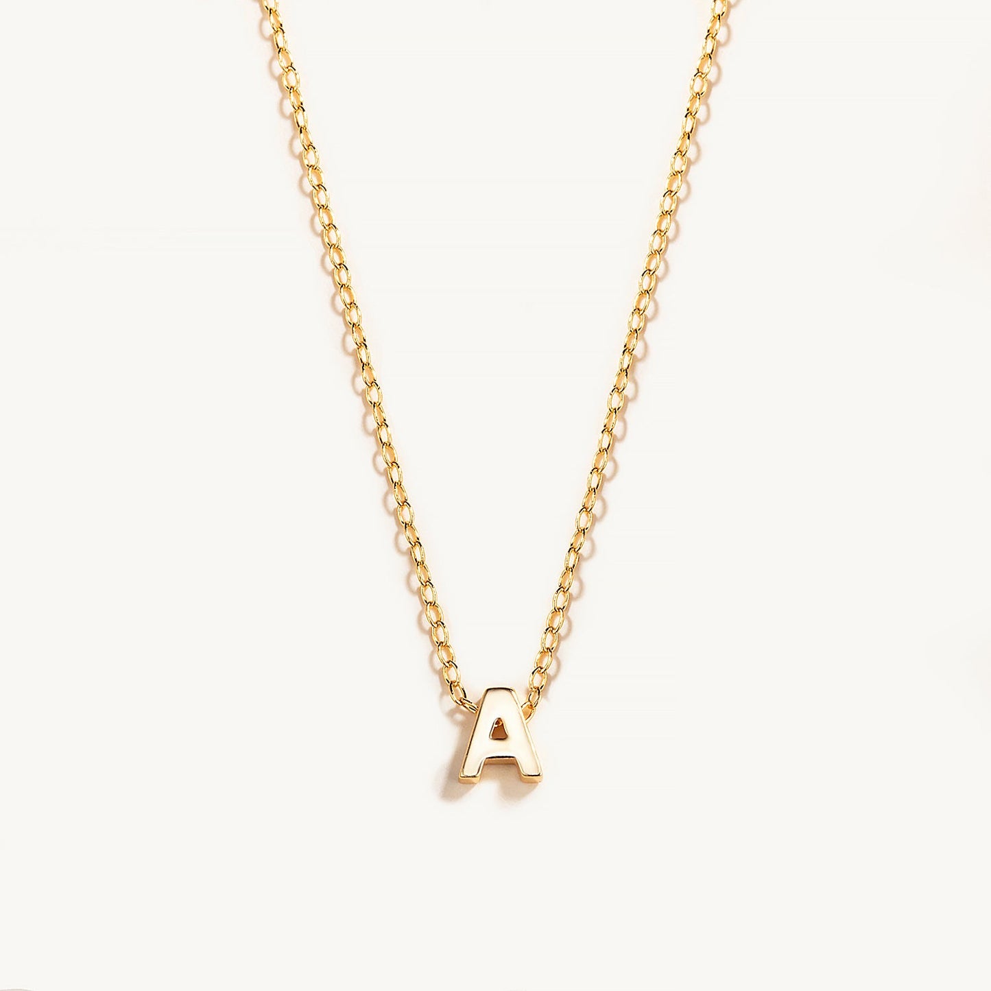 Collar con inicial pequeña