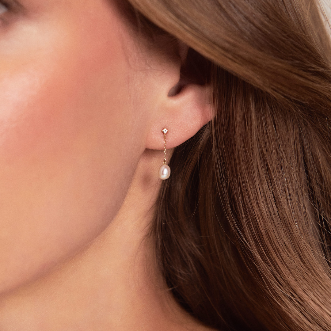 Goldfarbene Ohrstecker mit Perlen im Diamant-Stil
