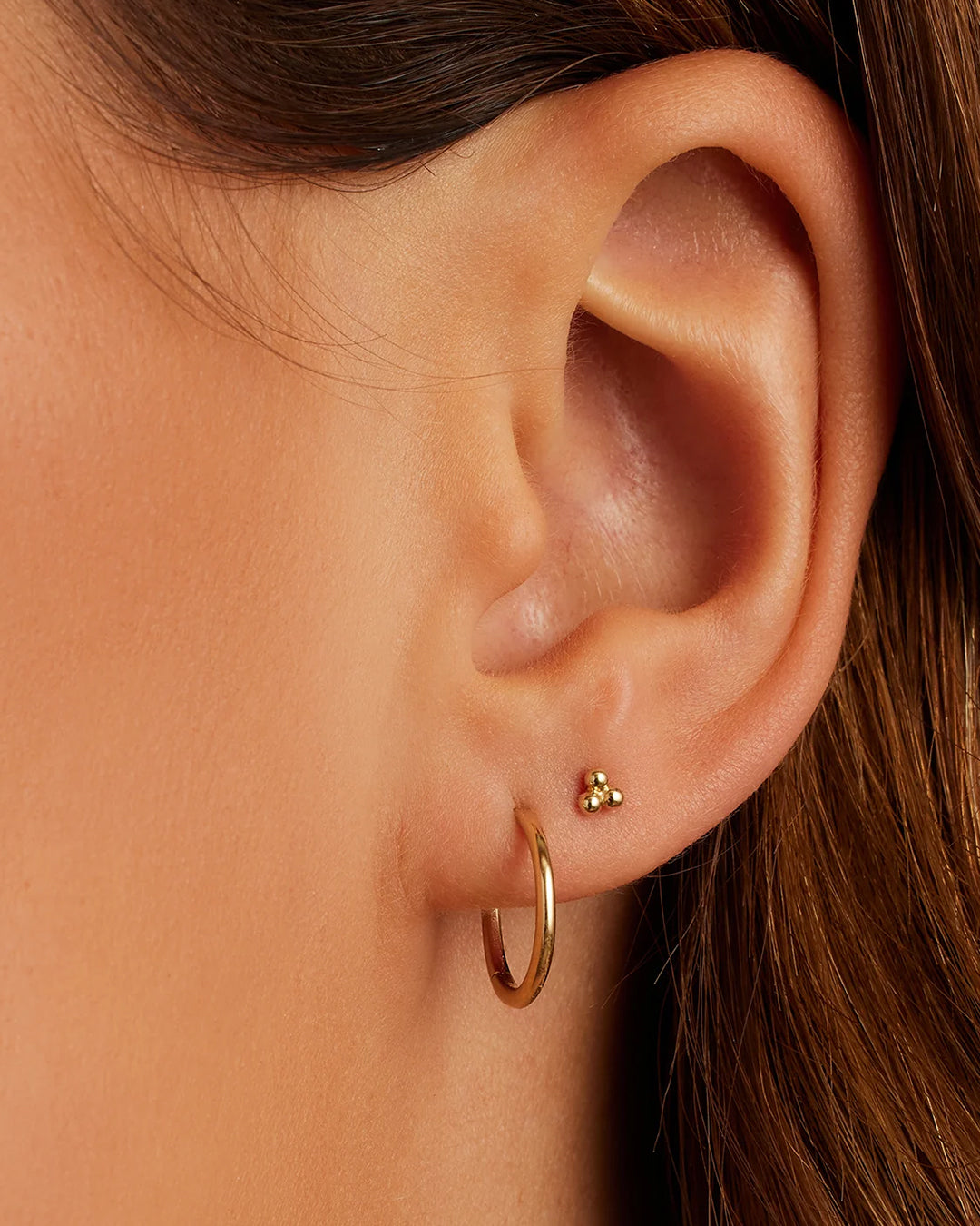 Trío de aretes individuales con parte trasera plana en oro de 14 k