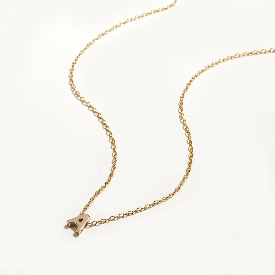 Collar con inicial pequeña