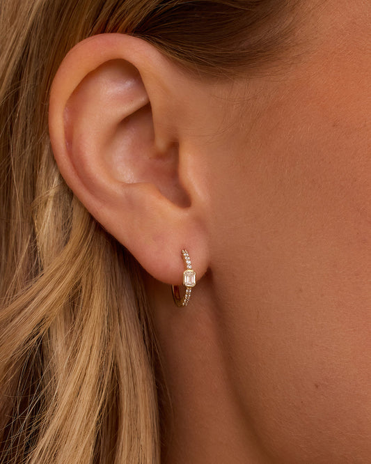 Huggies de esmeralda y diamante cultivados en laboratorio