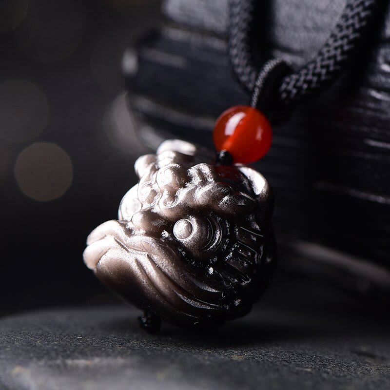 Collar con colgante de protección de león danzante de obsidiana con brillo de plata natural y piedras de Buda