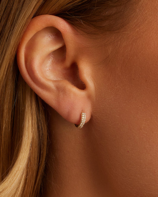 Pendientes Huggie individuales con doble plumón de diamante