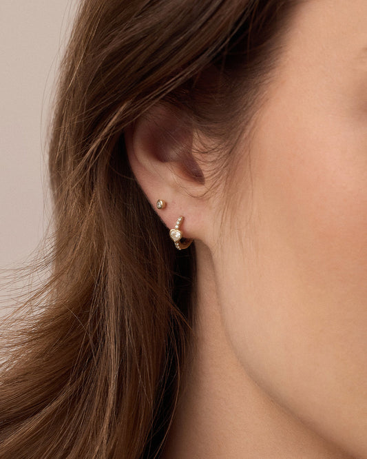 Einzelner Huggie mit im Labor gezüchtetem Diamanten in Herzform