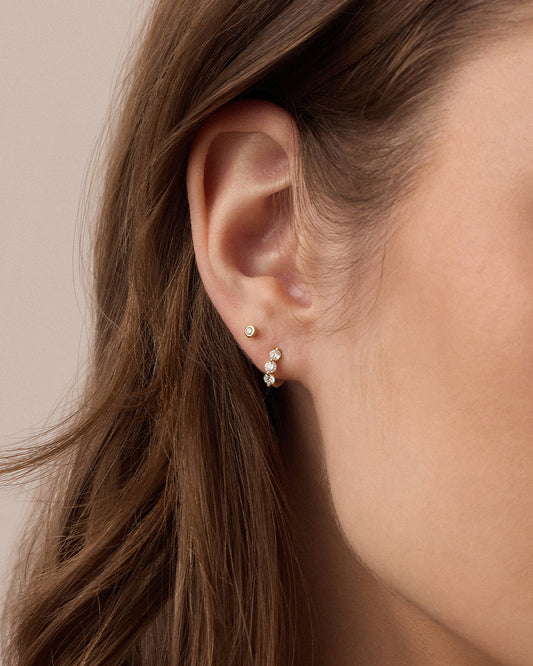 Im Labor gezüchtete Halo-Trio-Einzel-Huggie-Ohrstecker mit Diamanten