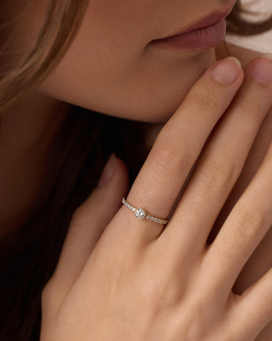 Ewigkeitsring mit kreisförmigem Diamanten aus dem Labor