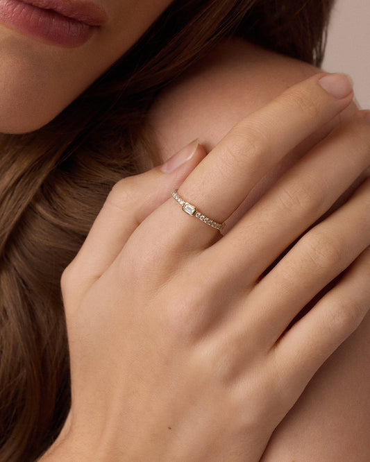 Im Labor gezüchteter Diamant-Smaragd-Eternity-Ring