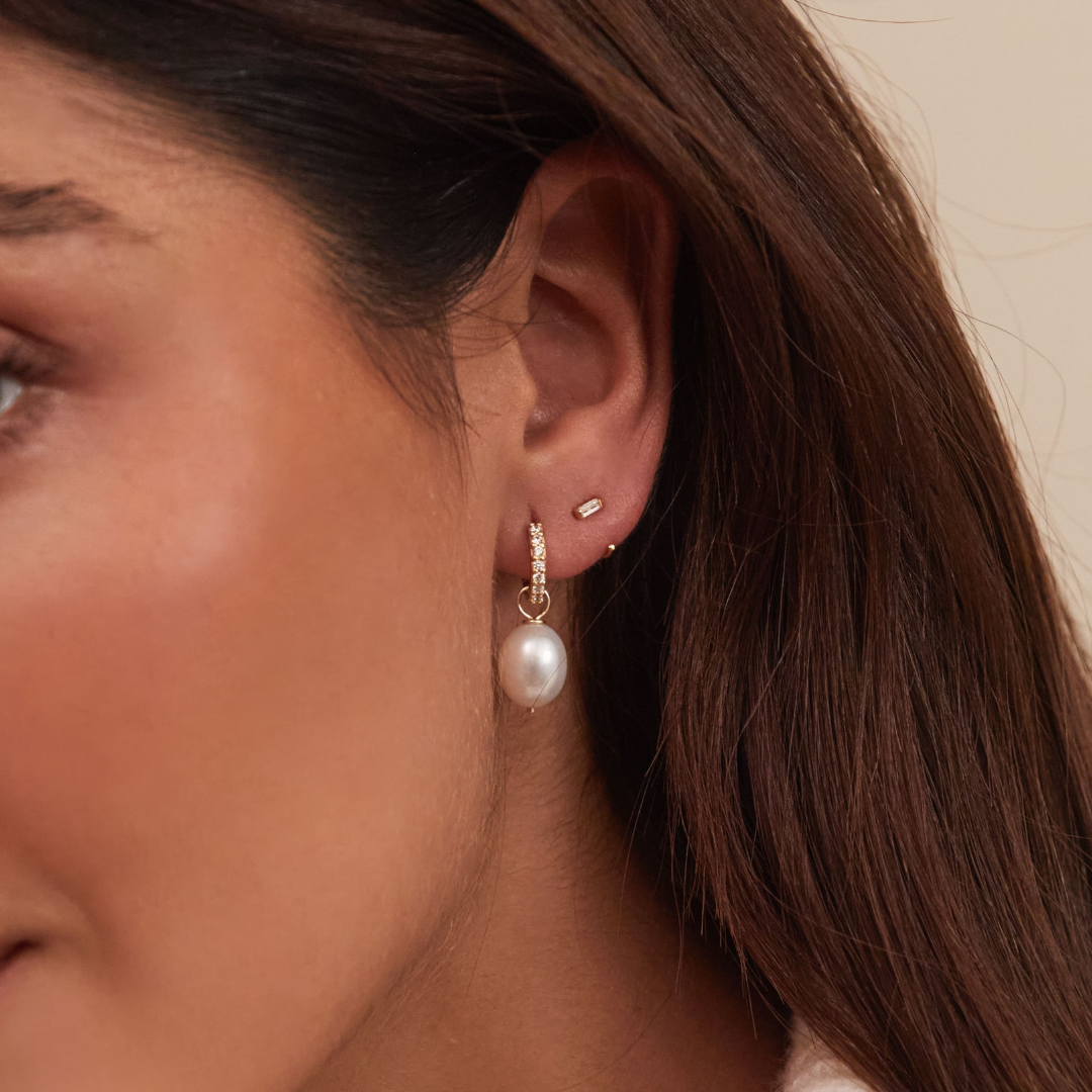 Geschenkset mit silbernen Perlentropfen-Huggies und Ohrläppchen-Ohrringen im Diamant-Stil