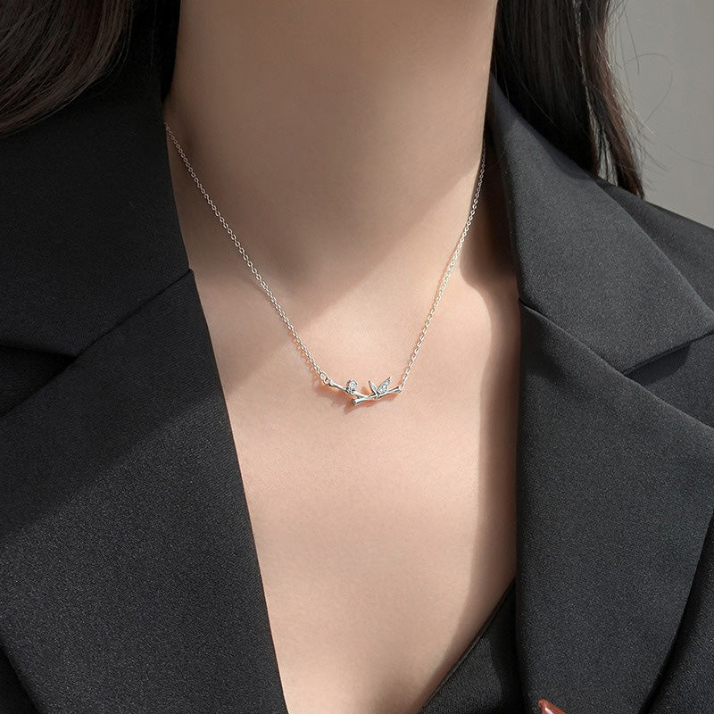 Collar con colgante de riqueza de cobre y circón con diseño de hojas de bambú y piedras de Buda