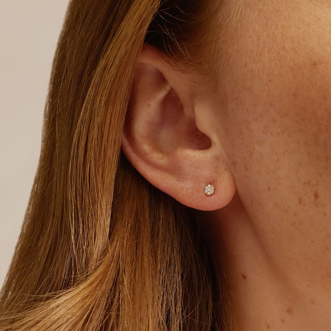 Goldfarbene Ohrstecker im Cluster-Kreis-Stil mit Diamanten