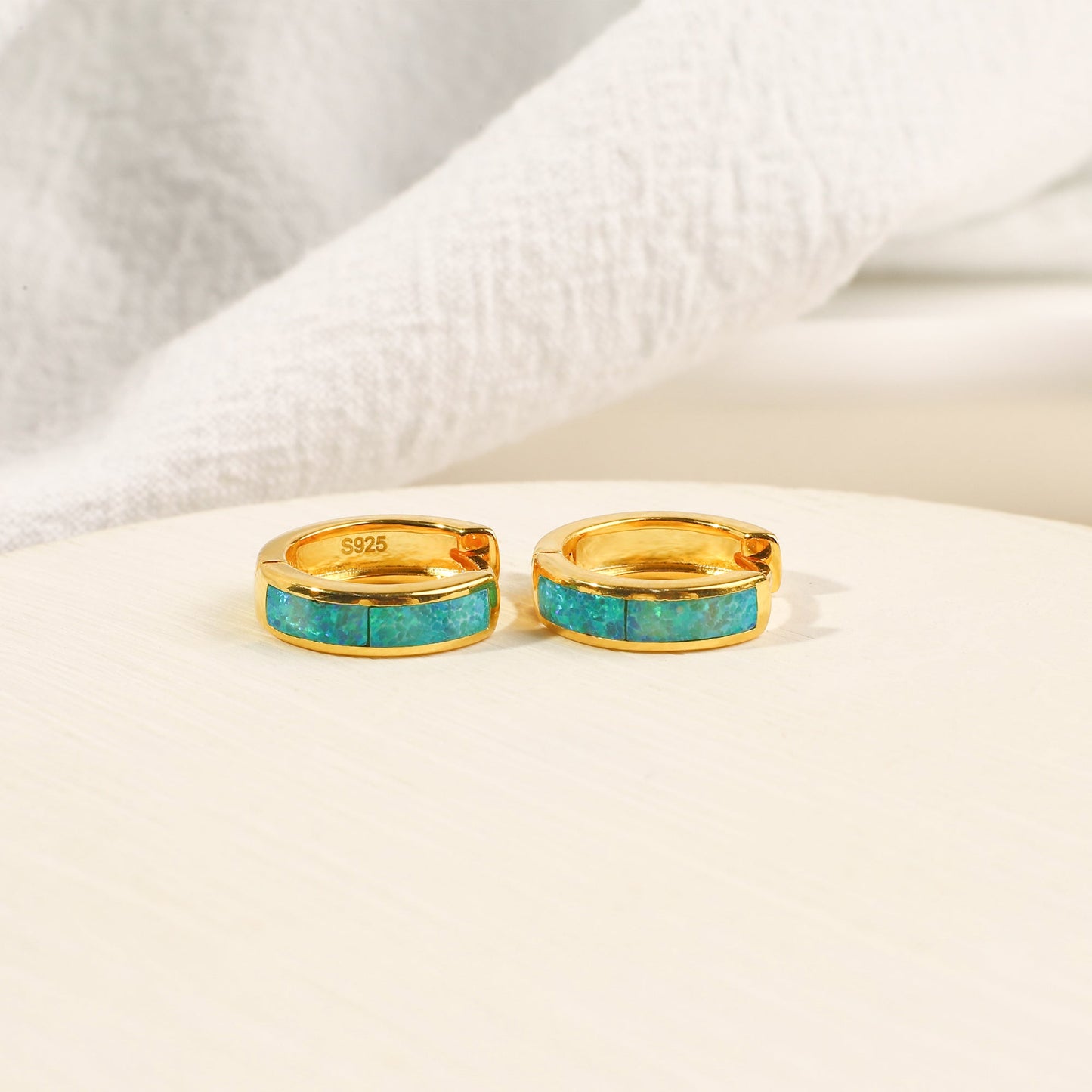 Huggie-Ohrringe mit Opal-Inlay