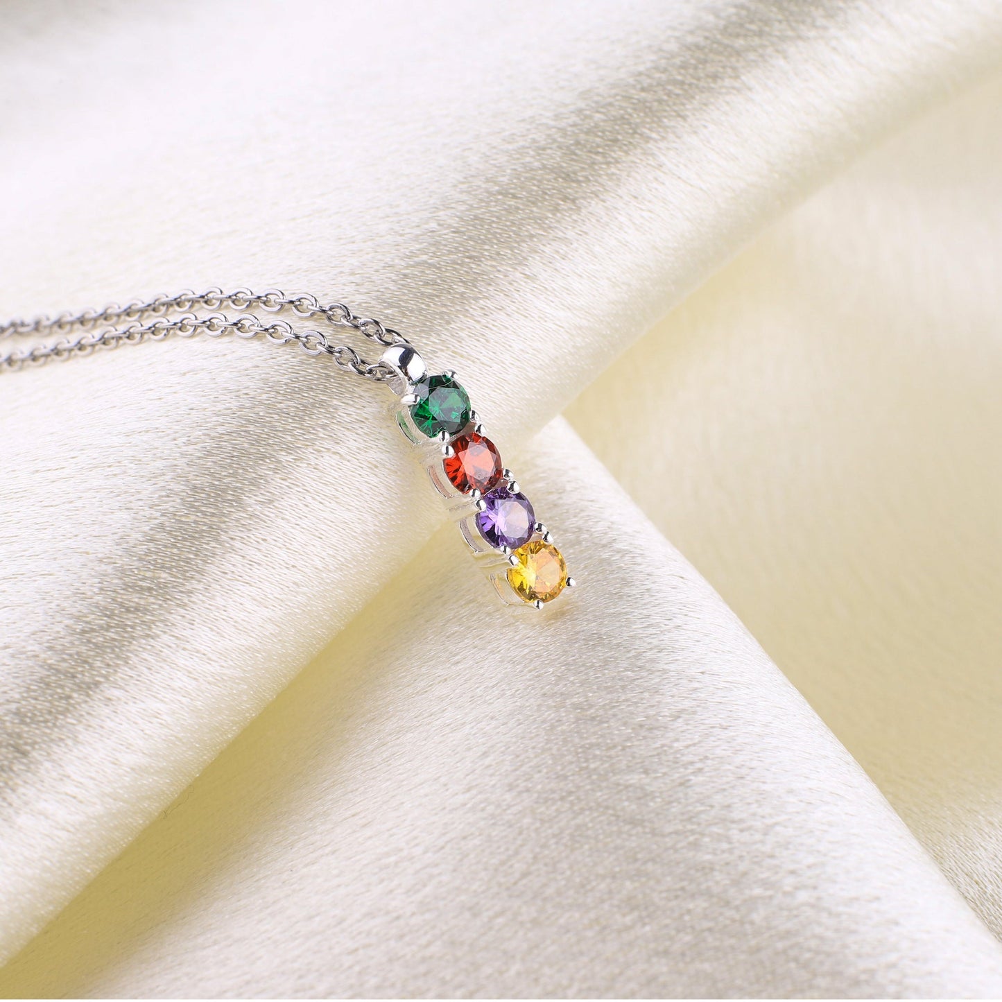 Collar con piedra de nacimiento familiar
