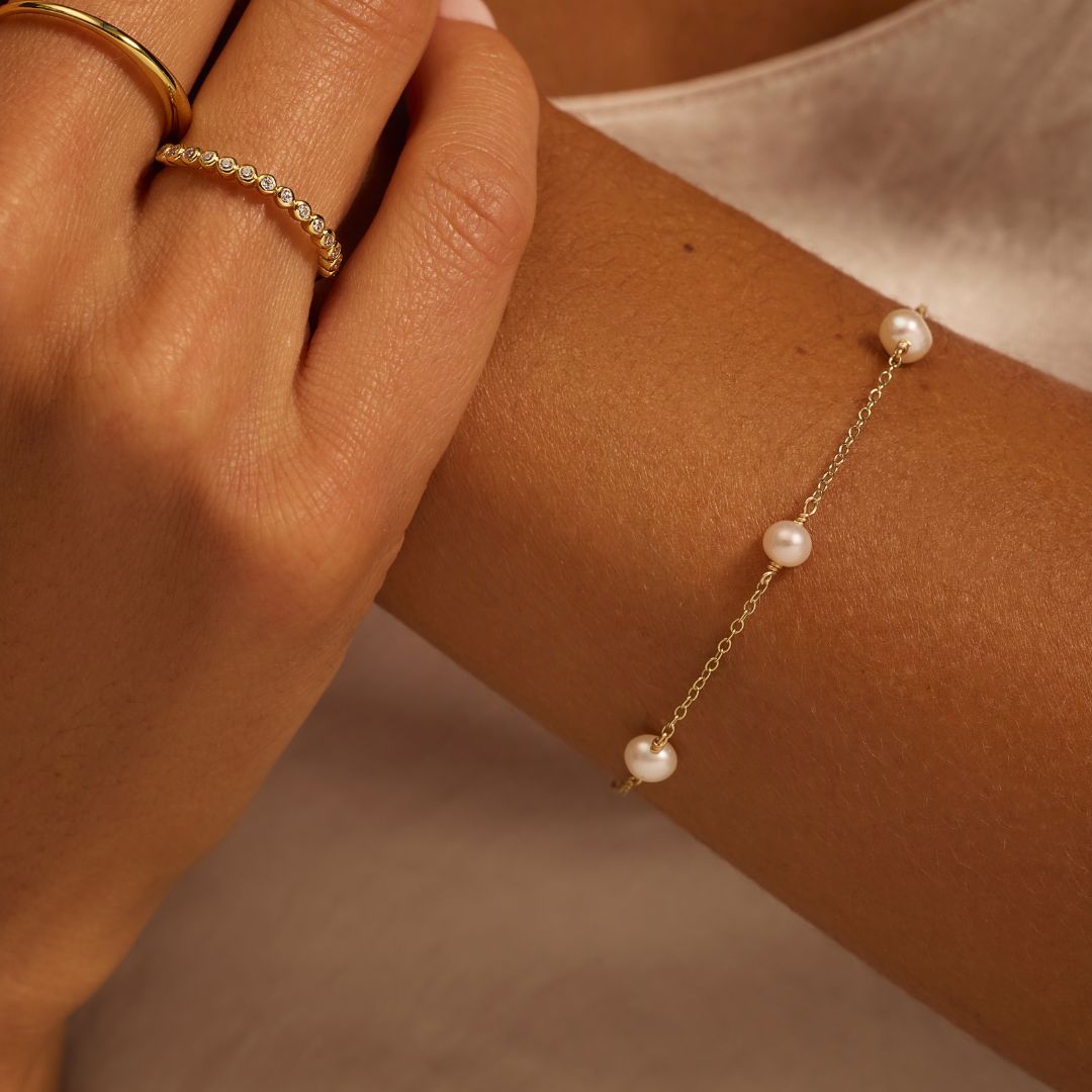 Geschenkset aus goldenem Halsband mit zehn Perlen und Armband mit fünf Perlen