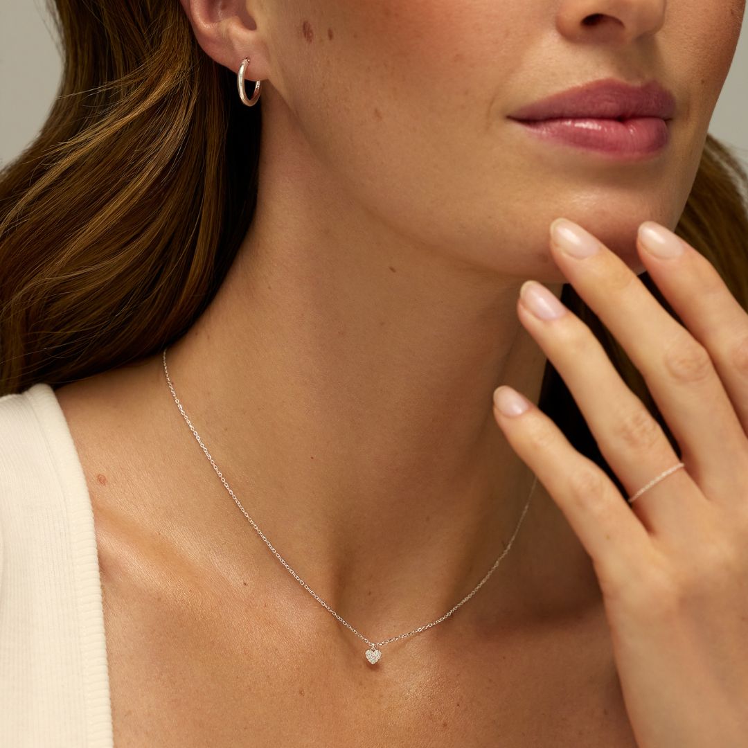 Collar de corazón con racimo de diamantes de plata
