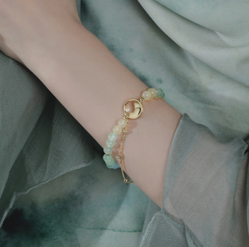 Conjunto de collar y pulsera con colgante de la suerte, piedras de Buda, cobre bañado en oro de 18 quilates, jade natural y calcedonia. Un panorama de ríos y montañas.
