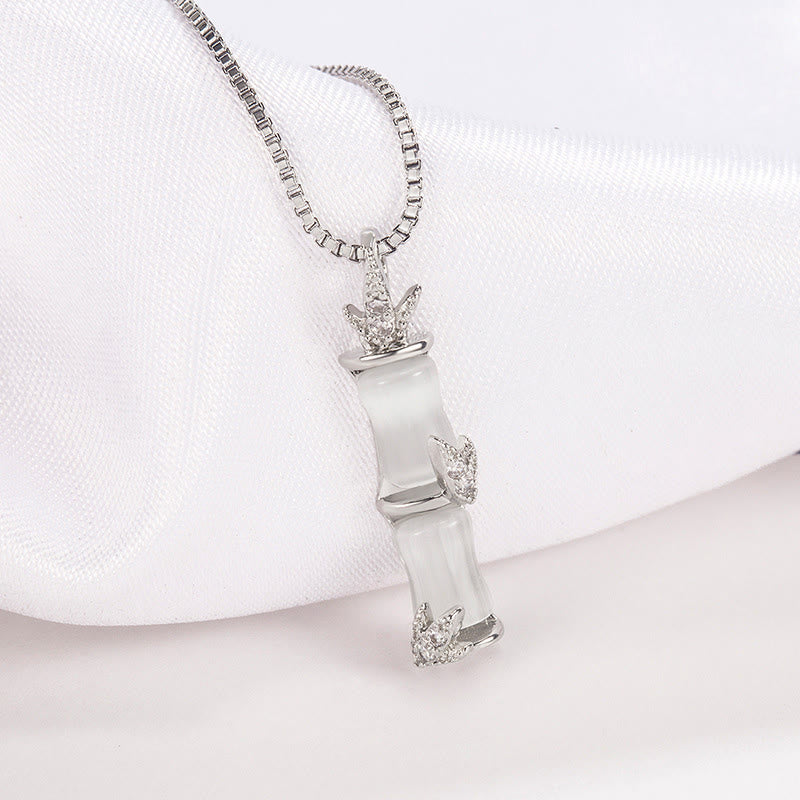 Collar con colgante de armonía con diseño de bambú y calcedonia de piedras de Buda