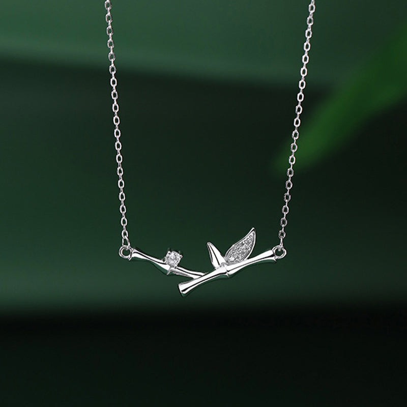 Collar con colgante de riqueza de cobre y circón con diseño de hojas de bambú y piedras de Buda