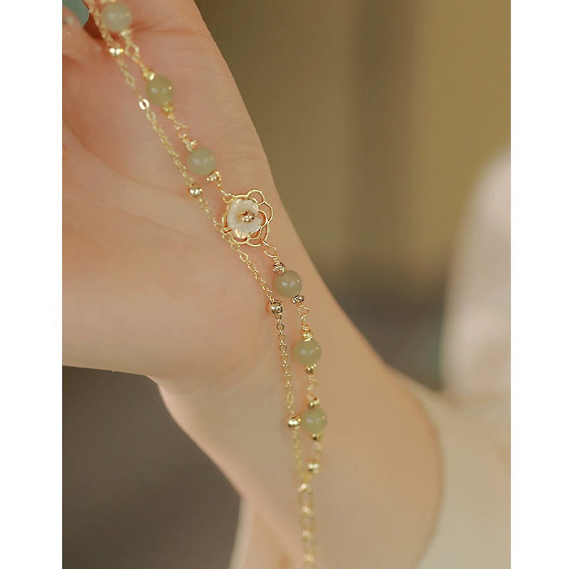 Pulsera de la suerte de doble capa con piedras de Buda, chapada en oro de 14 quilates, jade, mariposa, piedra tridacna y flor