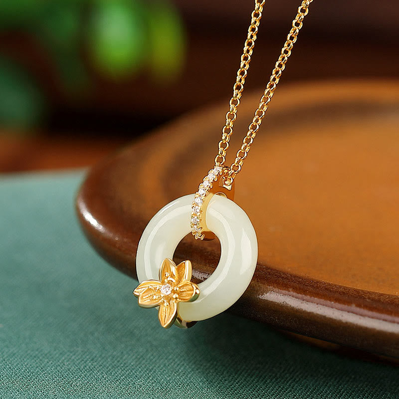 Collar con colgante de flor de la suerte con hebilla de paz de jade hetiano de plata de ley 925 y piedras de Buda