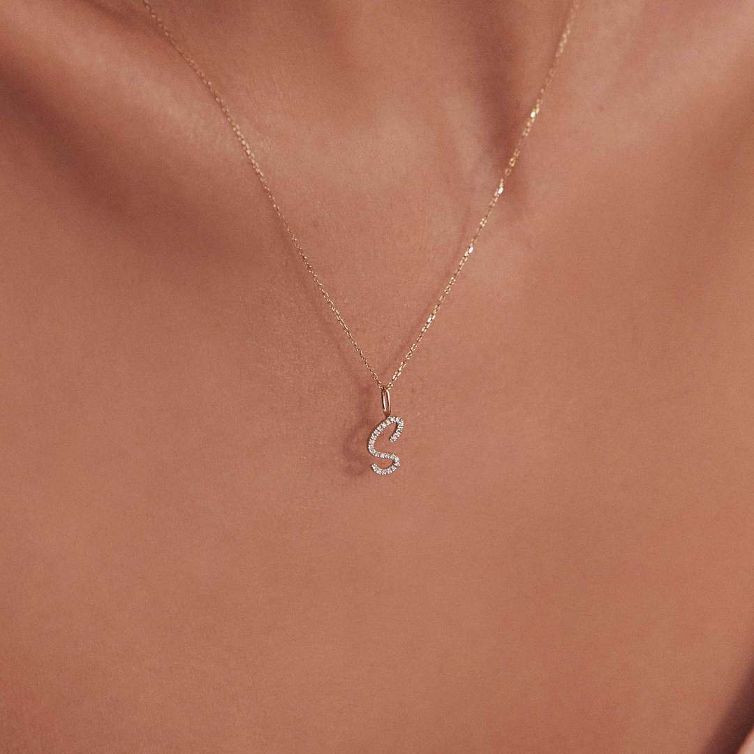 Collar con inicial curva de oro y diamantes