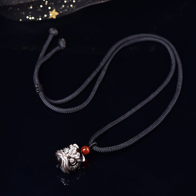 Collar con colgante de protección de león danzante de obsidiana con brillo de plata natural y piedras de Buda
