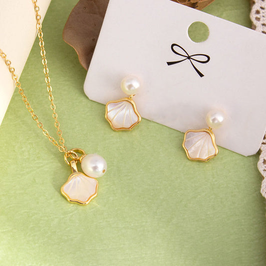 Conjunto de collar, colgante, anillo y pendientes con piedras de Buda, Ginkgo, Tridacna, perlas y cobre.
