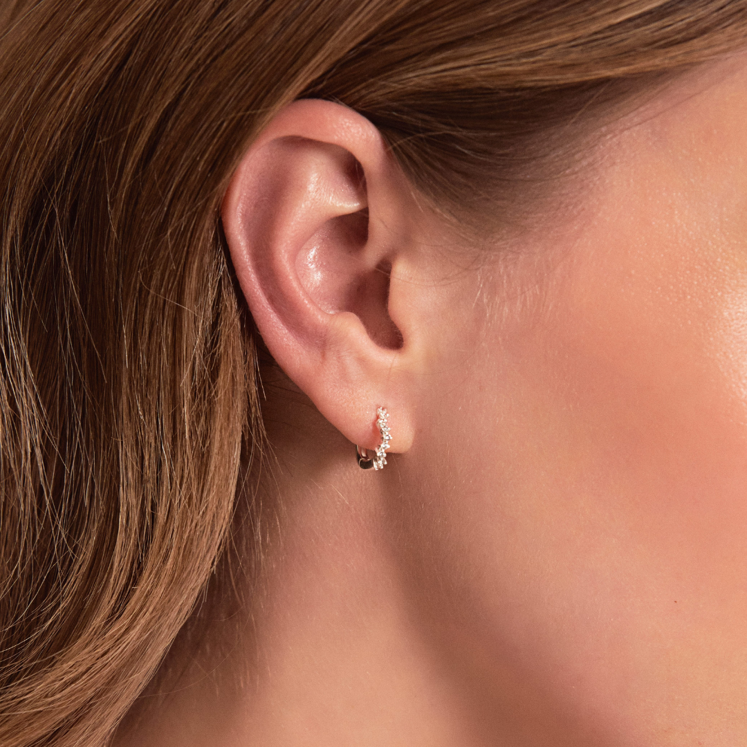Silberne Creolen im gewölbten Diamant-Stil
