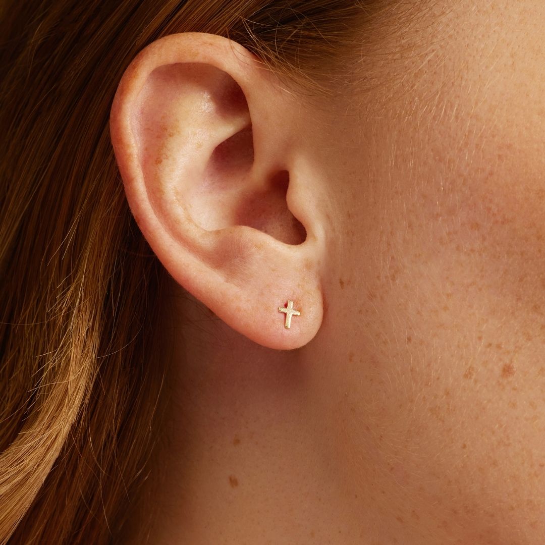 Pendientes de cruz pequeña de oro