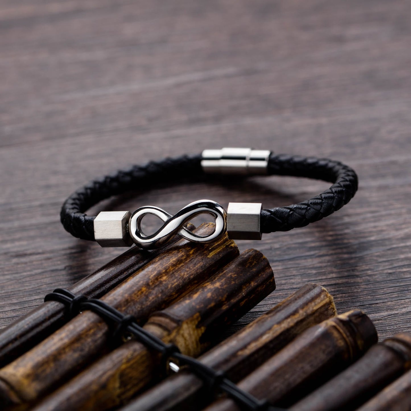 Pulsera de equilibrio con nudo infinito de piedras de Buda, acero de titanio y cuero trenzado.