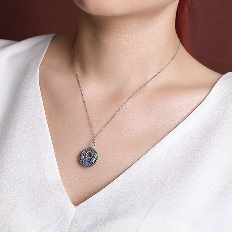 Collar con colgante de plata de ley 999 con diseño de pez koi y símbolo de la paz de loto y riqueza.