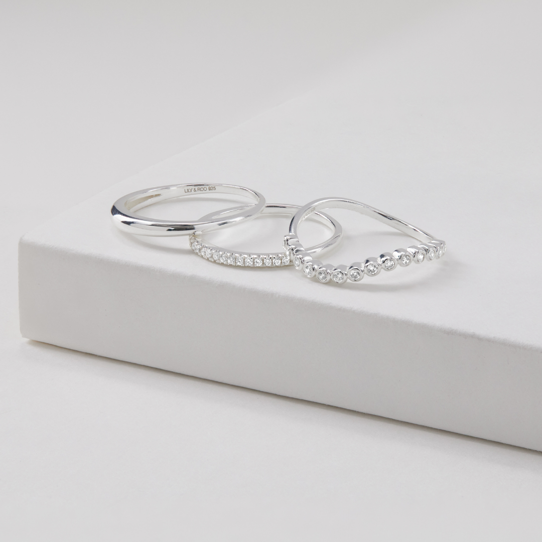 Anillo de diamantes estilo ola de plata