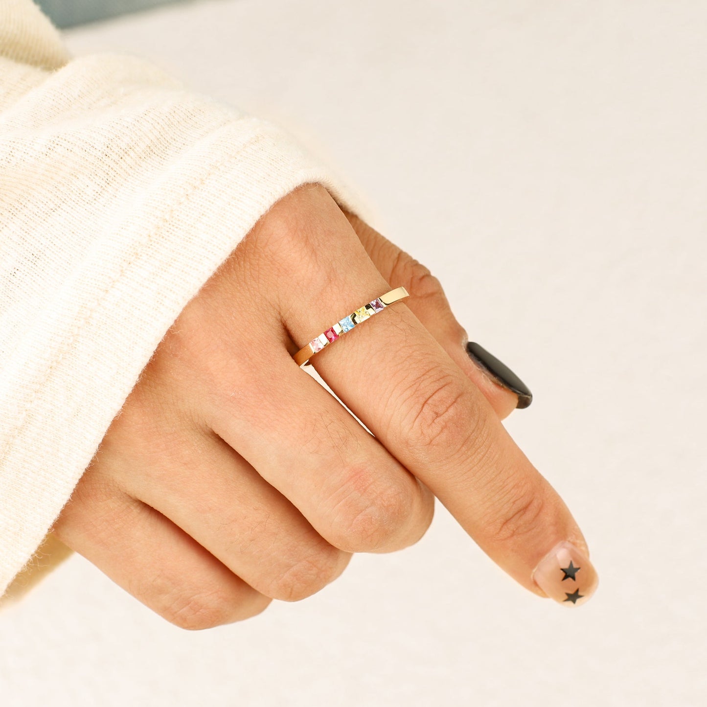 Anillo con piedra de nacimiento de corte princesa