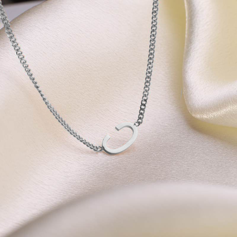 El collar con inicial delgada