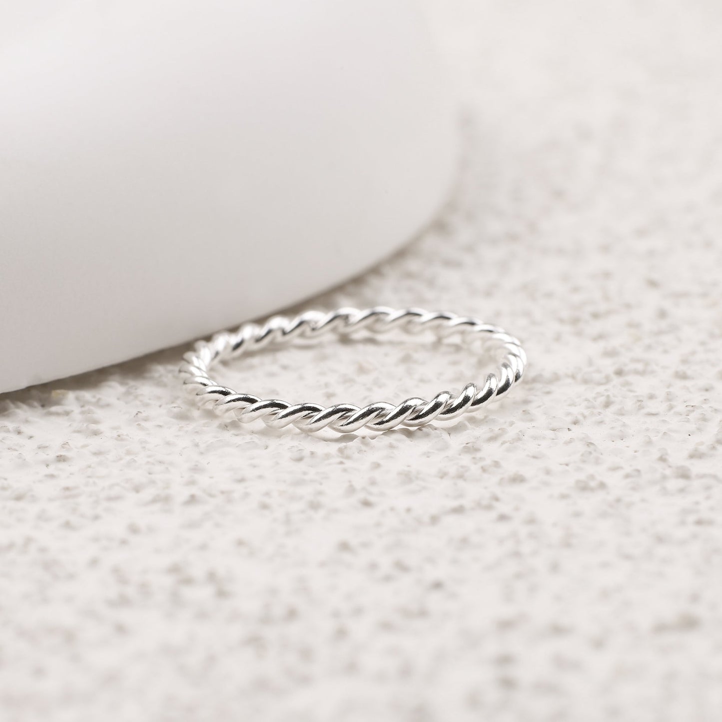 Zierlicher geflochtener Ring