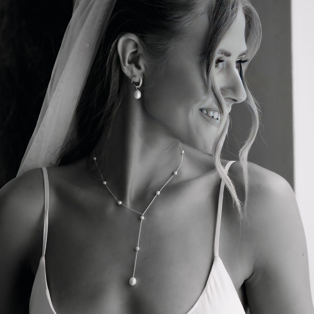 Collar de lazo con múltiples perlas en oro blanco macizo