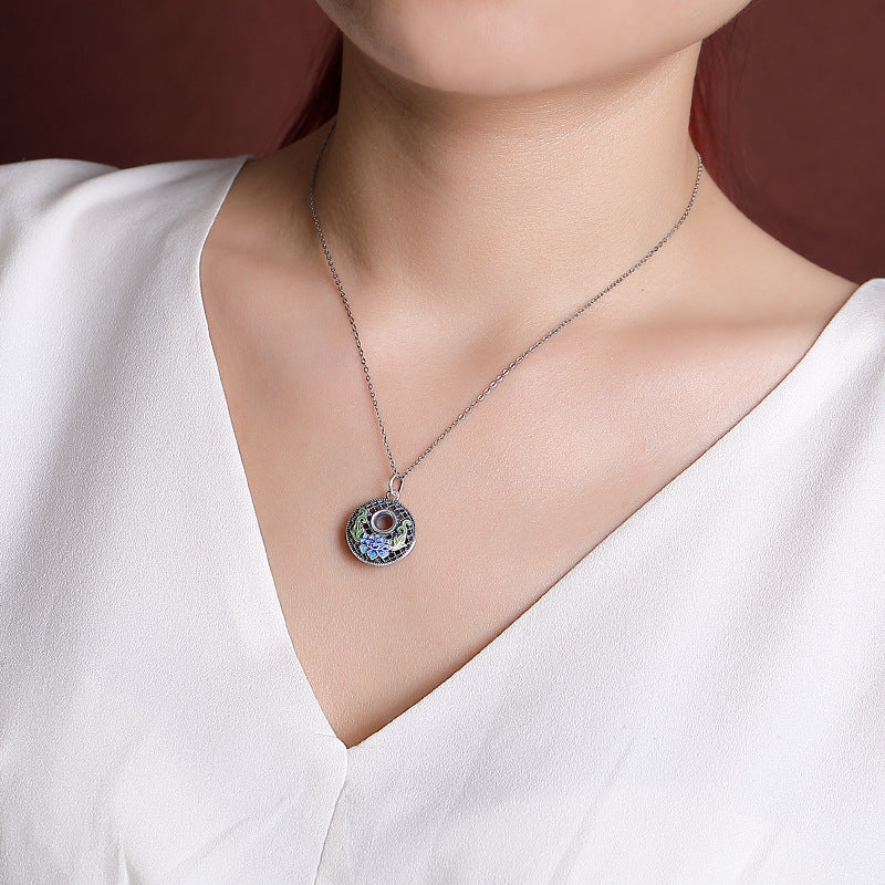 Collar con colgante de plata de ley 999 con diseño de pez koi y símbolo de la paz de loto y riqueza.