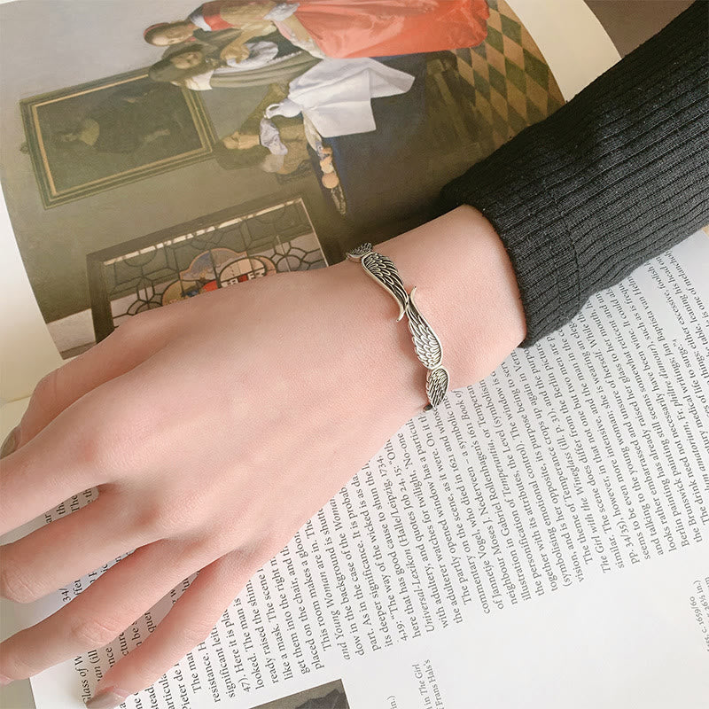 Brazalete de la suerte tallado con alas de ángel y plumas de Buda