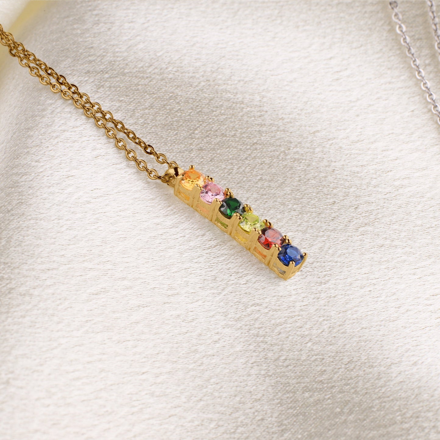 Collar con piedra de nacimiento familiar