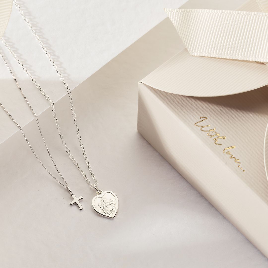 Halskette mit kleinem Kreuz aus massivem Weißgold