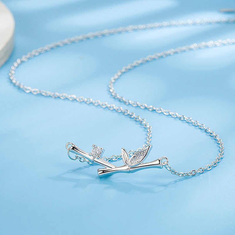 Collar con colgante de riqueza de cobre y circón con diseño de hojas de bambú y piedras de Buda