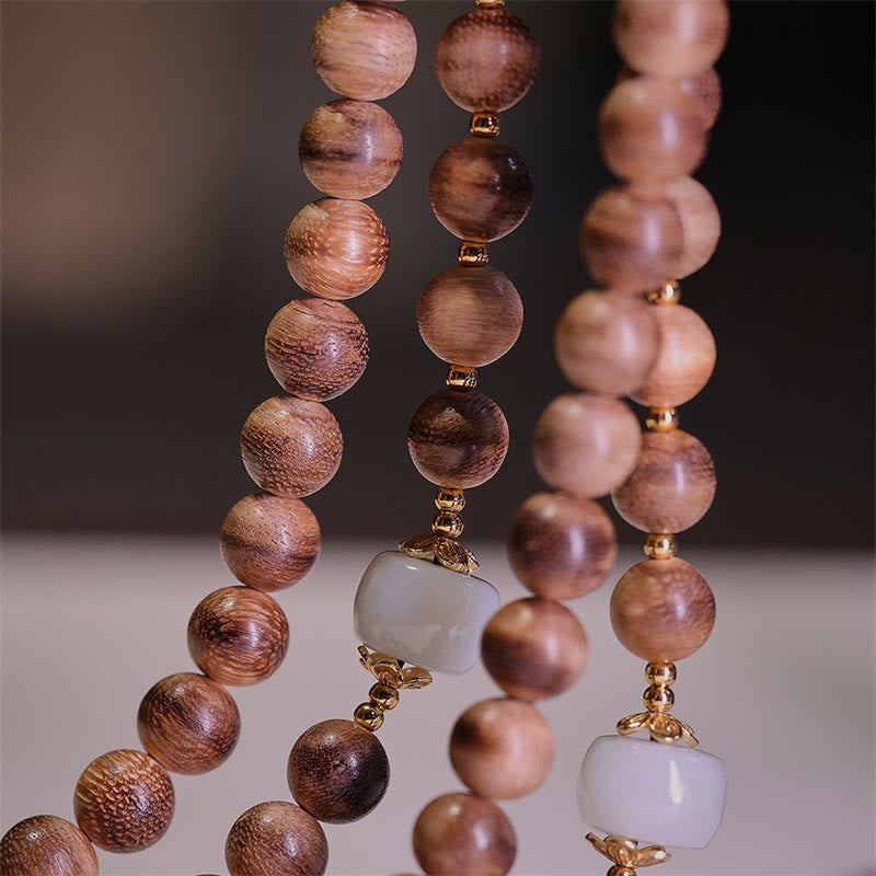 Pulsera con dijes de Ruyi, borlas, lingotes de jade, ámbar y madera de agar natural con piedras de Buda