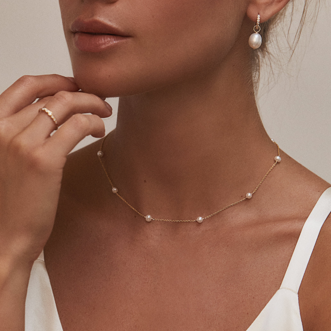 Geschenkset aus goldenem Halsband mit zehn Perlen und Armband mit fünf Perlen