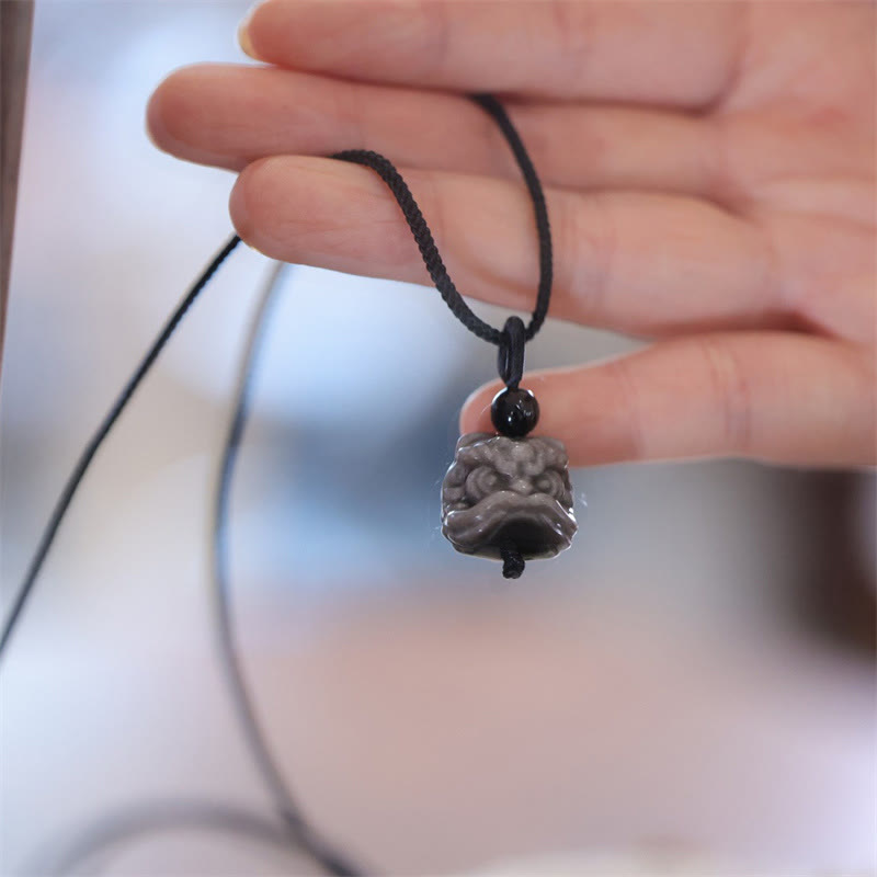 Collar con colgante de protección de león danzante de obsidiana con brillo de plata natural y piedras de Buda