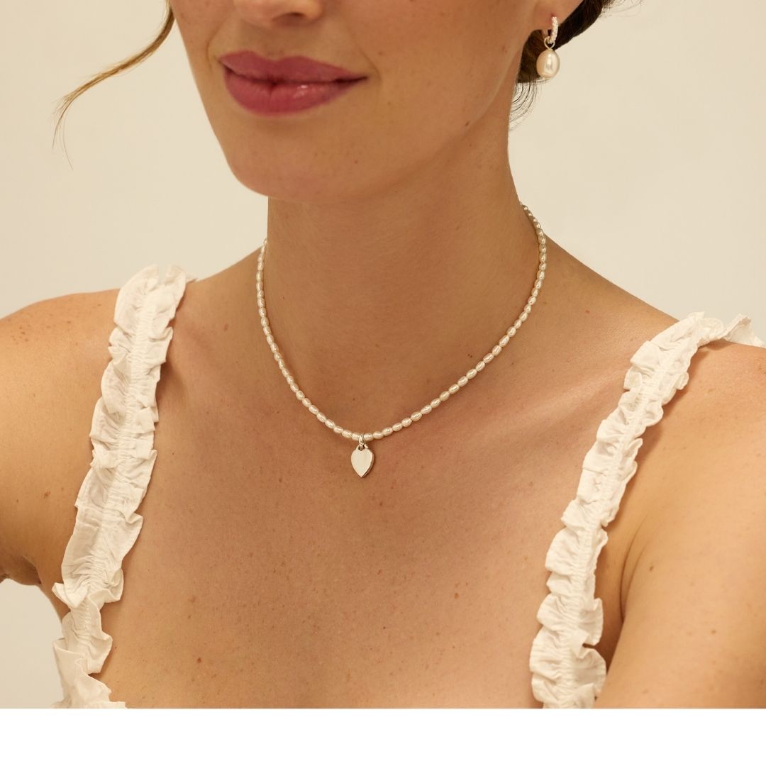 Collar de corazón con perla de semilla de plata grabada