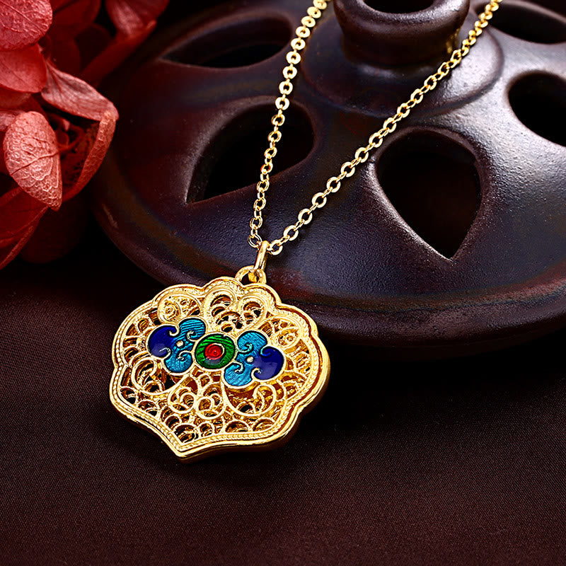 Collar con colgante de cobre de la suerte con nubes auspiciosas del Tíbet y piedras de Buda