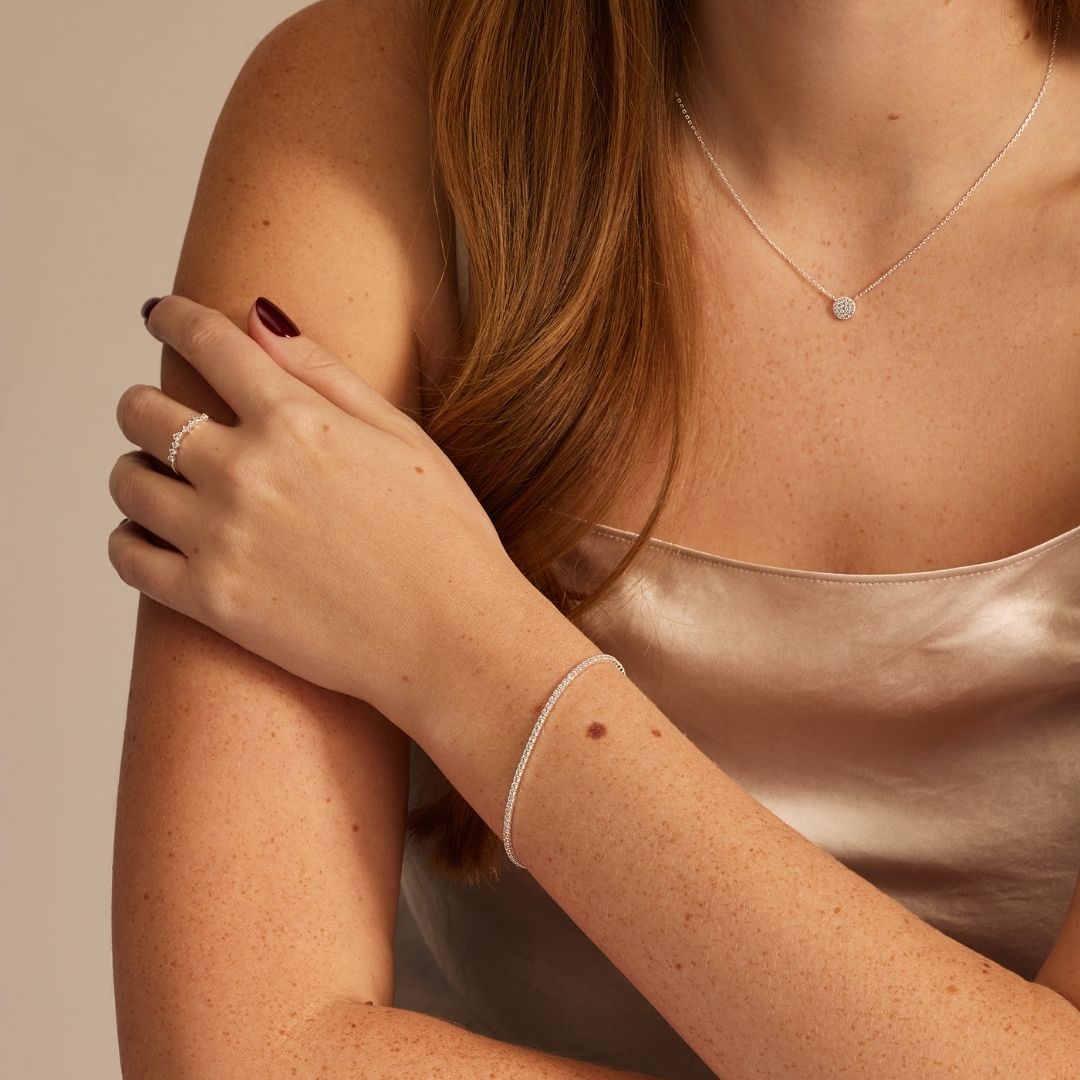 Collar circular con diamantes de plata