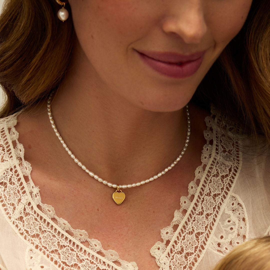 Collar de corazón con perla de semilla de oro grabada